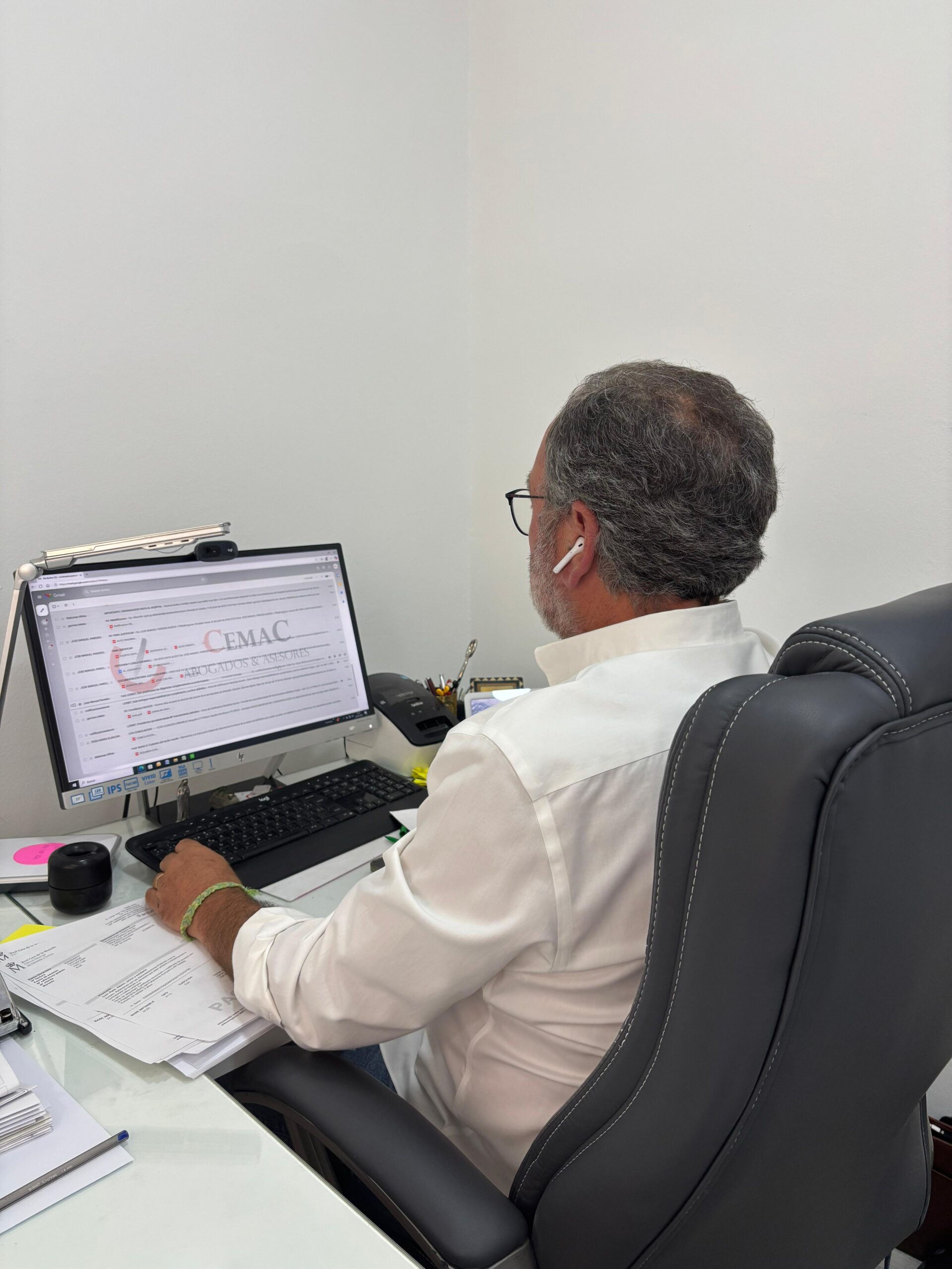 Javier Almazán de espaldas
